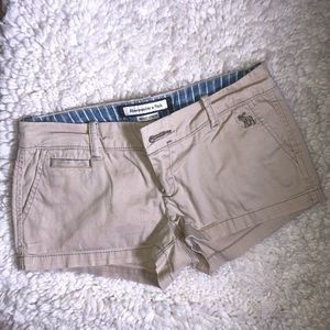 Abercrombie & Fitch cream khaki shorts